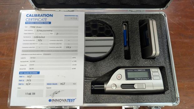 Mobiele hardheidsmeter in zijn koffer met testblok en kalibratiecertificaat