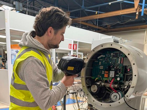 Technicus van Metal Spark voert ter plaatse een OES-PMI-analyse uit op een industriële behuizing