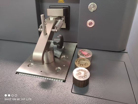 Support d'échantillon du spectromètre Spectrolab S avec des échantillons métalliques préparés