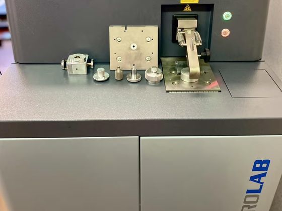 Spectromètre de laboratoire Spectrolab S et son support d'échantillon, au laboratoire Metal Spark à Diest