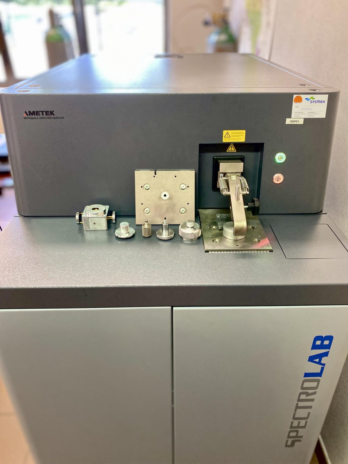 De vonkemissiespectrometer in het laboratorium in Diest